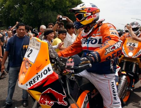 Španěl Marc Coma si do Buenos Aires dojel pro prvenství mezi motocyklisty. | Foto: Václav Rojík