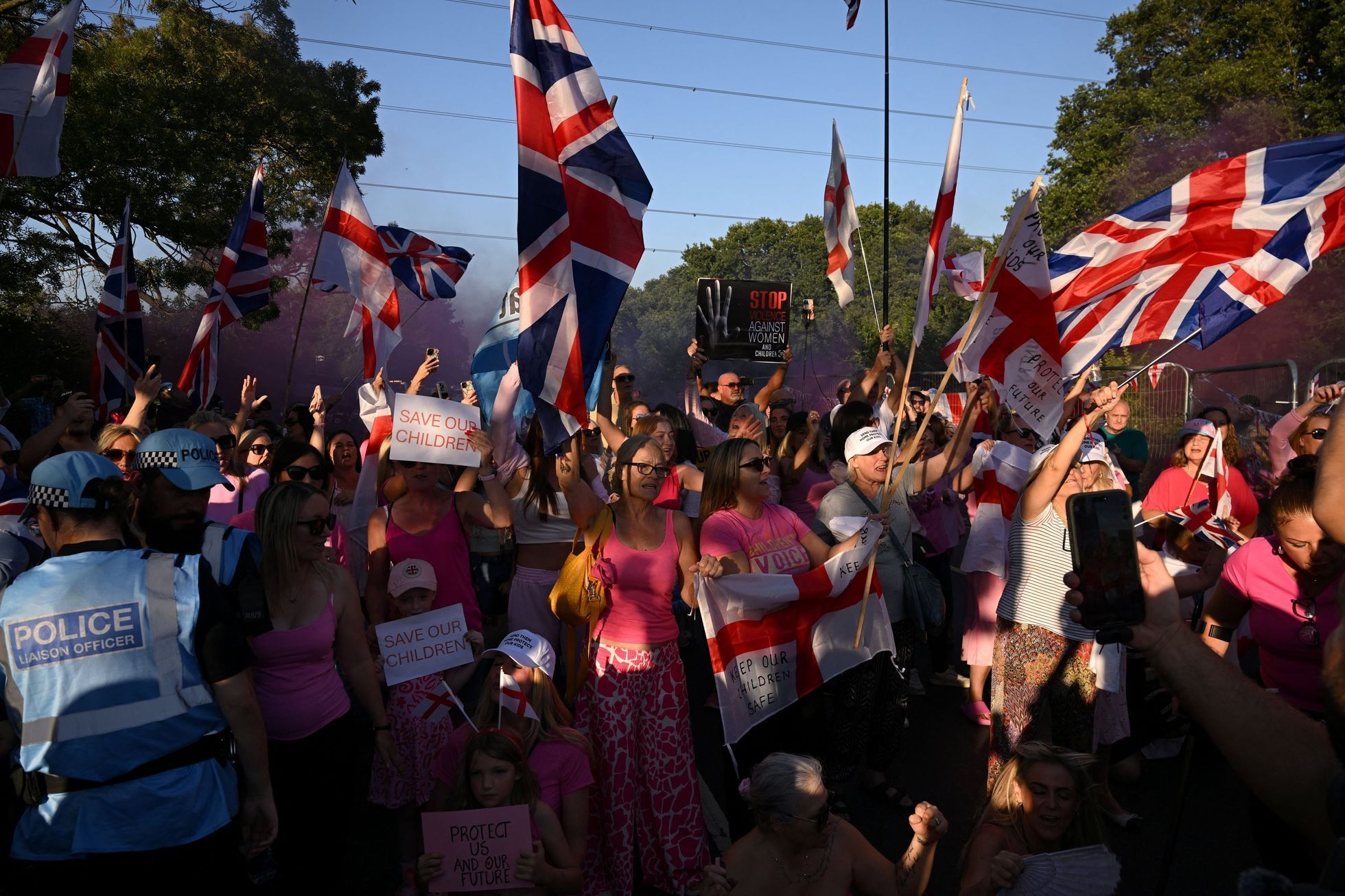 Británie chce zakázat demonstrace u domů politiků. Hrozí až šest měsíců vězení