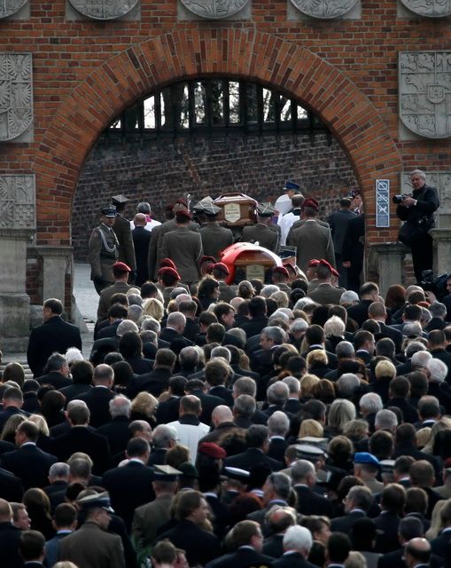 Rakve s prezidentem a jeho chotí u vchodu do hradu Wawel. Krátce po 18. hodině byly uloženy do tamní hrobky. | Foto: Reuters