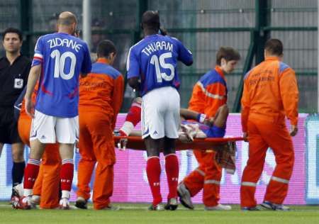 Francouzský útočník Djibril Cisse je odnášen na nosítkách v přípravném zápase Francie s Čínou. | Foto: Reuters