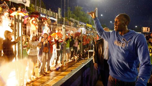 Závodníky hnal vyprodaný vítkovický stadion, který zaplnilo 22 tisíc diváků. | Foto: Reuters