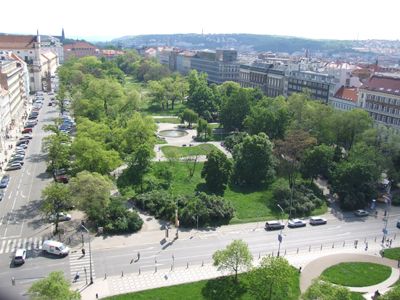 Nové podoby by se mělo dočkat i frekventované pražské Karlovo náměstí. Na zelenou oázu v centru metropole ho chce přeměnit hlavní město Praha společně s městskou částí Praha 2.
V dnešní době podle nich prostor nesplňuje svůj účel. Je rozdělen rušnými silnicemi a místní park spíše přitahuje kriminalitu, než nabízí prostor k relaxaci.
Ideovou soutěž vypsala radnice Prahy 2 v roce 2008. Kdy bude projekt dokončen, není zatím jasné. Proměny náměstí jsou rozděleny na krátkodobé, střednědobé a dlouhodobé.
Rozpočet revitalizace je přibližně 1,5 miliardy korun. | Foto: www.praha2.cz