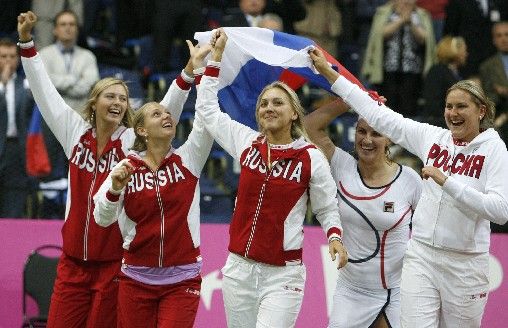 Ruské tenistky (zleva) Maria Šarapovová, Anna Čakvetadzeová, Lena Vesninová, Světlana Kuzněcovová a Naďa Petrovová slaví triumf ve Fed Cupu. | Foto: Reuters