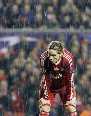 Příliš důvodů k jásaní neměl ani Fernando Torres, který se sice vrátil po zranění, jeho Liverpool ale doma podlehl Fiorentině. | Foto: Reuters