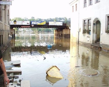 Nábřeží Pirny v roce 2002 zcela zatopilo Labe. | Foto: www.pirna.de