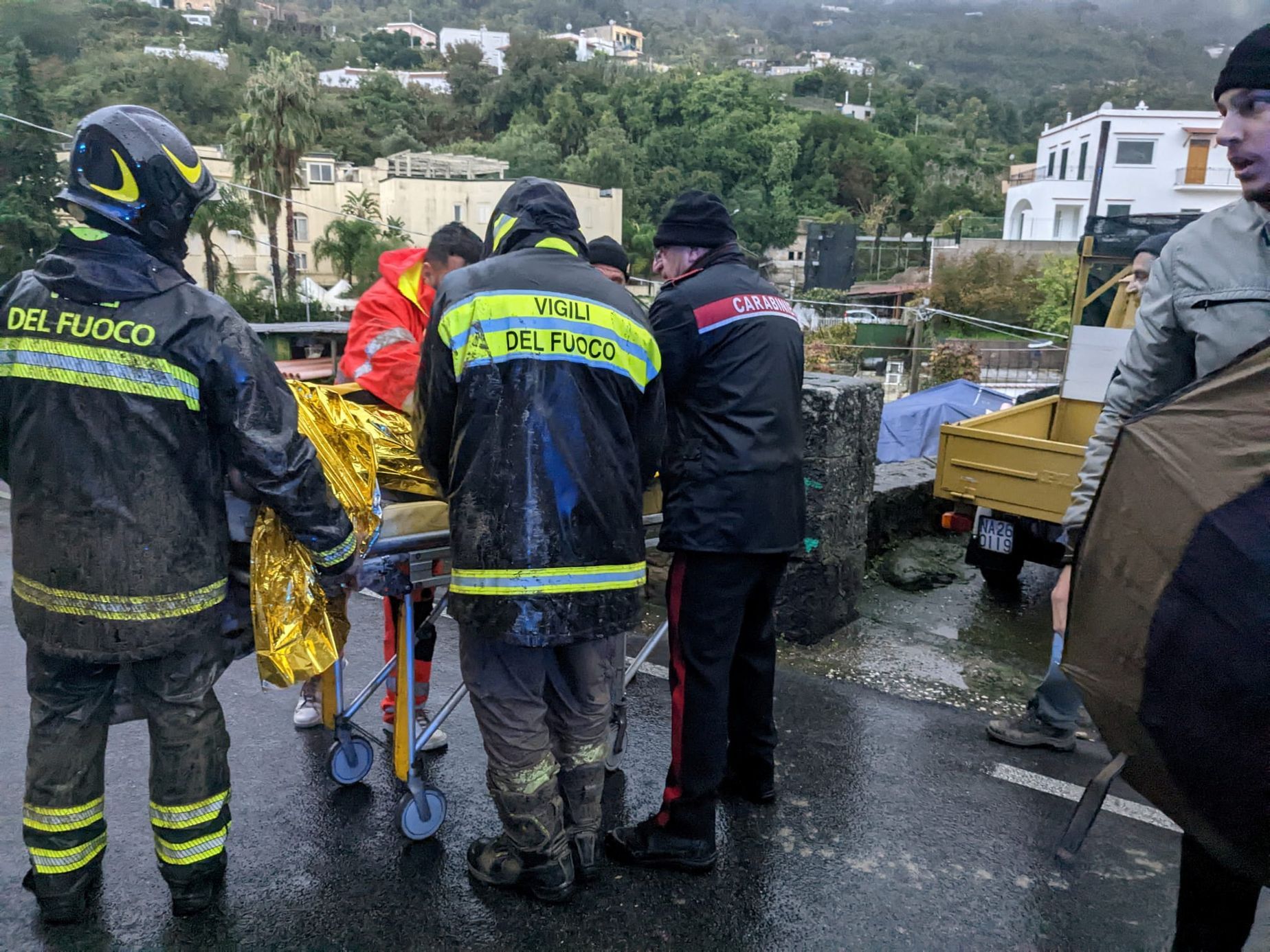 Una colata di fango ha spazzato via dieci case sull’isola italiana di Ischia, diverse persone disperse