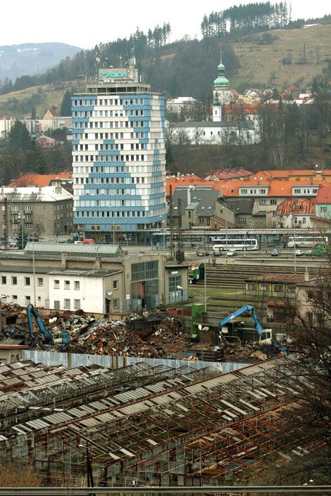 Smutná dominanta Vsetína, sídlo firmy H Real | Foto: Ludvík Hradilek