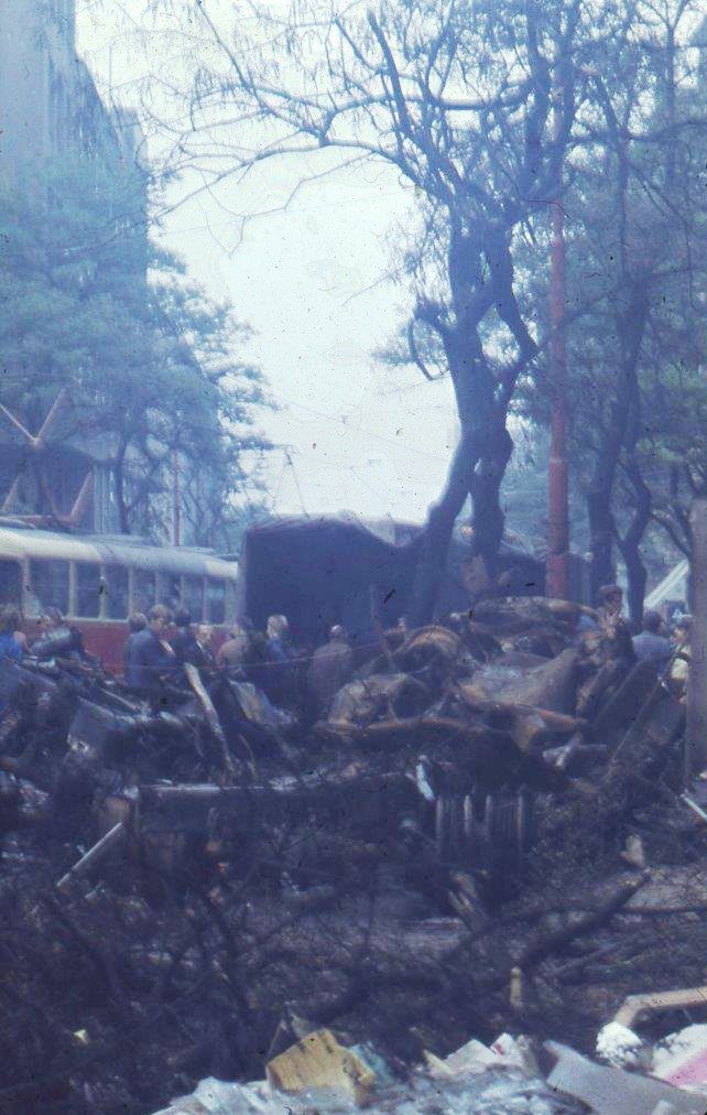 Ohořelé trosky po bojích na Vinohradské třídě nedaleko budovy rozhlasu | Foto: Archiv Milana Vlčka