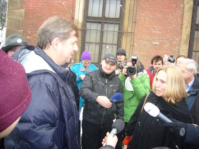 Rešisérka Olga Sommerová přemlouvá ministra Petra Bendla, aby nádraží neboural | Foto: Pavel Baroch