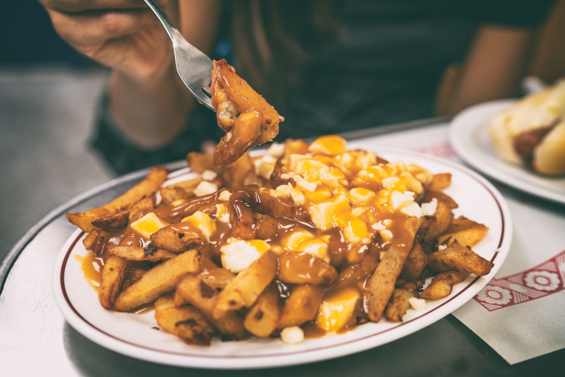 Bistro a changé le nom des frites.  Les gens le confondent avec Poutine et ne veulent pas le manger