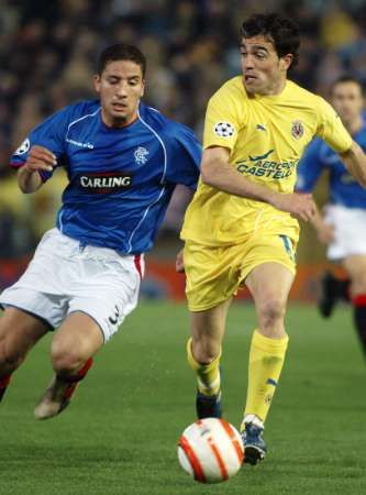 Javi Venta z Villarealu (vpravo) bojuje o míč s hráčem Glasgow Rangers Hamedem Namouchim. | Foto: Reuters