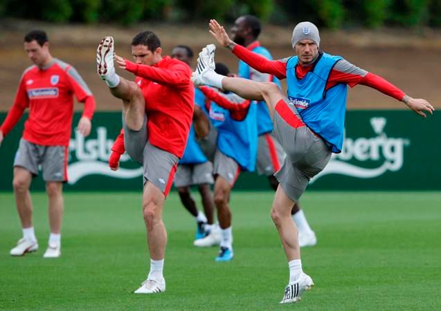 Frank Lampard s Davidem Beckhamem se rozcvičují při reprezentačním soustředění. | Foto: Václav Rojík