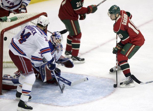 Marián Gáborík dává svůj druhý gól. Brankář Henrik Lundqvist i obránce Jason Strudwick jsou proti jeho střele bezmocní. | Foto: Reuters