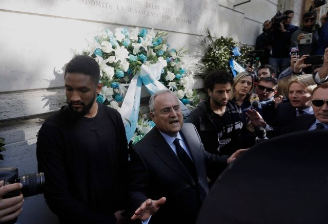 Předseda Lazia Claudio Lotito položil květinový věnec u římské synagogy | Foto: ČTK