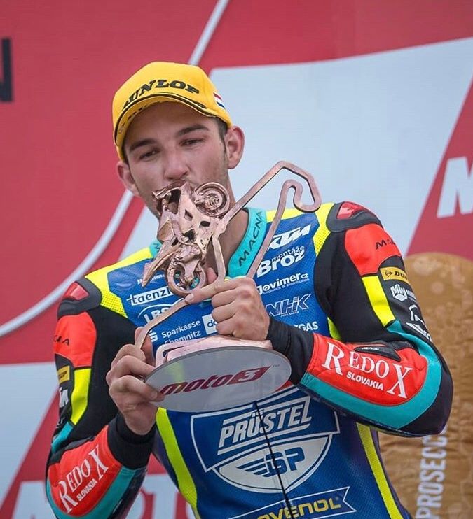 Jakub Kornfeil slaví třetí místo v závodě Moto3 v Assenu. | Foto: JNyk