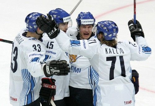 Hokejisté Finska se radují z gólu do sítě Američanů ve čtvrtfinále světového šampionátu. | Foto: Reuters