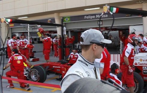 Michael Schumacher jde kolem boxu Ferrari | Foto: Sport