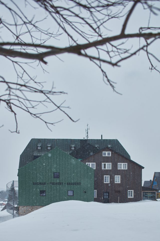 Bývalý hotel byl do základů rozebrán, modernizován a proměněn v chatu pro turisty a lyžaře, s restaurací a nově přidaným malým pivovarem. Projekt navrhlo architektonické studio ADR. | Foto: Česká cena za architekturu/BoysPlayNice