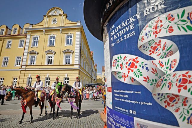 Na oficiálních internetových stránkách festivalu se uvádí: "Zažijte to vzrušení, když stoupá k nebi vysoká a štíhlá májka na znamení začátku slavností, i pocit krásné nostalgie, když se v nedělním podvečeru kácí k zemi, a tři dny i noci tepající srdce Slovácka pomalu utichá. I Vám otevře Slovácko svou rozmanitou náruč a město Kyjov svou pohostinnost. | Foto: Libor Fojtík