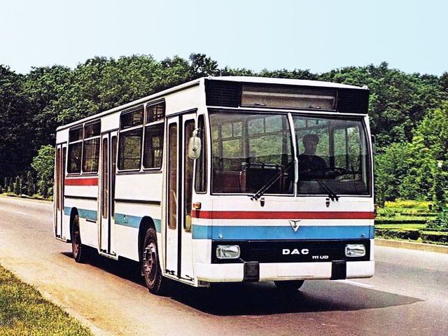 V Rumunsku se o výrobu autobusů starala především bukurešťská továrna Autobuzul, jejíž výrobky se prodávaly pod nejrůznějšími jmény a od poloviny 70. let byly vybavovány licenčními motory MAN. V 80. letech pak přišla řada autobusů DAC 112 UDM (na snímku je podle dostupných informací jeho prototypová verze 111 UD), z níž byly odvozeny i trolejbusy a kloubové autobusy s označením 117 UD. Výroba řady 112 UDM skončila v 90. letech. | Foto: DAC