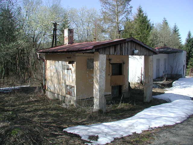 Středně velký oplocený areál bývalých kasáren Svatého Tomáše v Přední Výtoni pocházející cca z roku 1960 se nachází v CHKO (4. zóna) Šumava. | Foto: Ministerstvo obrany ČR