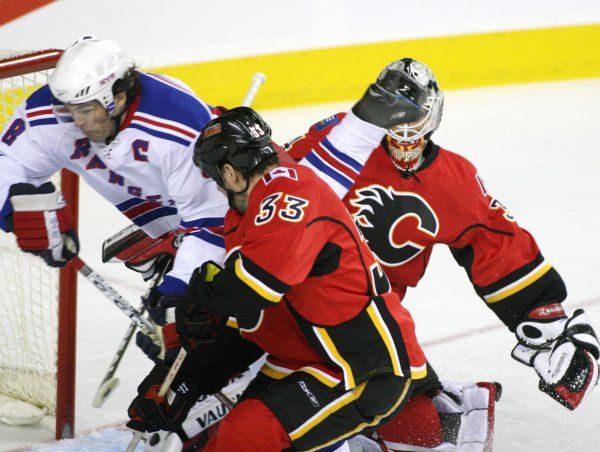 Kapitán Rangers Jaromír Jágr byl hráči Calgary bedlivě střežen, přesto se dostal ke dvěma přihrávkám na gól. | Foto: Reuters