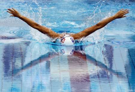 Francouzská plavkyně Laura Manaudouová při finále polohového závodu na 200 m v rámci plaveckého ME v Budapešti. | Foto: Laszlo Balogh