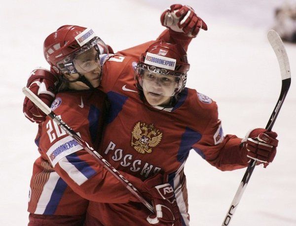 Alexej Čerepanov slaví s Jakovem Selezněvem gól do sítě USA v utkání o bronz během letošního MS 20 v Pardubicích. | Foto: Zuzana Hronová, Reuters