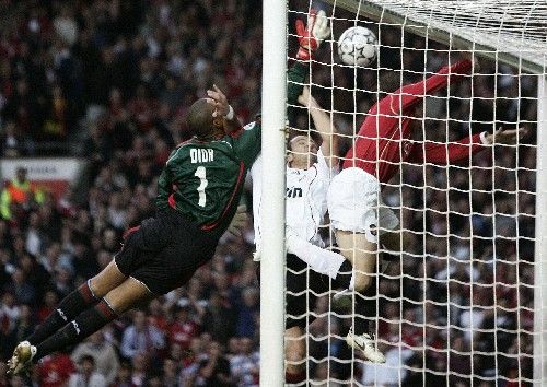 Brankář AC Milán (vlevo) se marně natahuje po míči z hlavy manchesterského Cristiana Ronalda, který poslal United do vedení 1:0. | Foto: Reuters