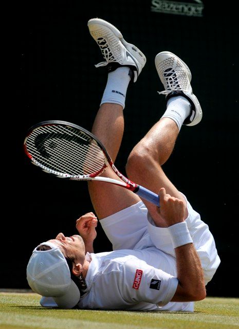 Tommy Haas v dalším čtvrtfinále nakonec přešel přes Srba Novaka Djokoviče, i když se občas ocital v poněkud tenisově netradičních polohách. V semifinále narazí právě na fenomenálního Švýcara Rogera Federera. | Foto: Reuters