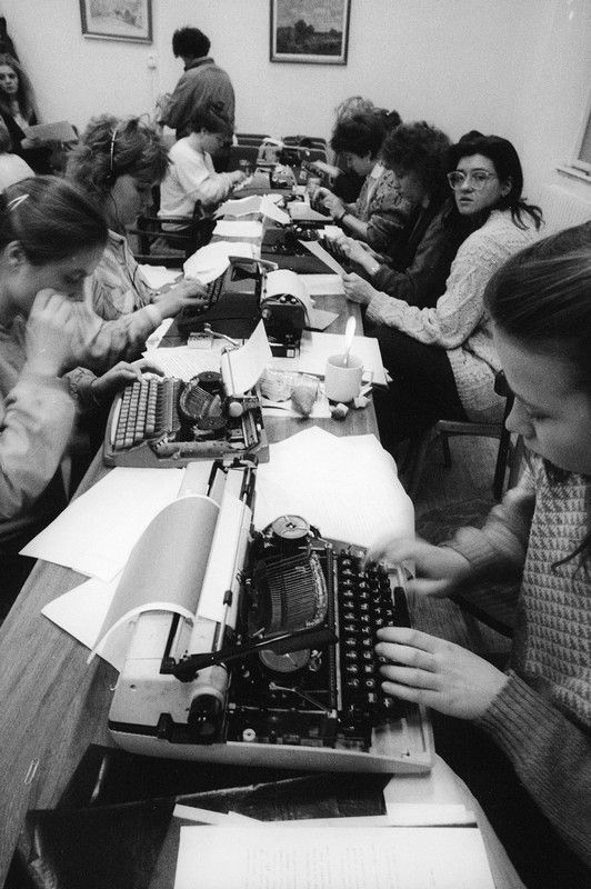 Těch plakátu potřebujeme víc! (studenti si na univerzitě zřídili vlastní dílnu na výrobu plakátů) | Foto: Aktuálně.cz