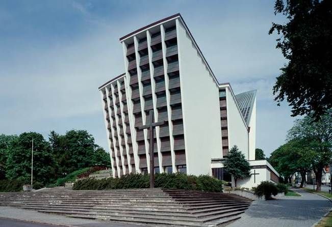 Kostel Kirkelandet, Kristiansund, architekt Odd Kjeld Østbye, 1964.   Kostel leží na severozápadě jižní části Norska a pochází z poloviny šedesátých let. Je to jeden z nejvýznamnějších kostelů tohoto období. | Foto: GJF