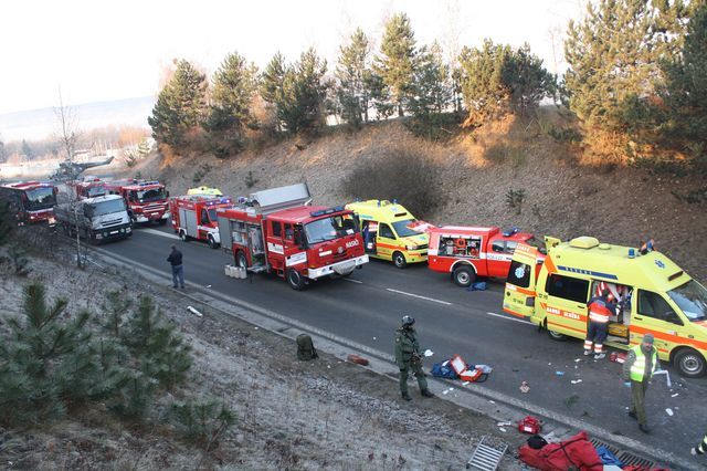 Tři dospělí pacienti jsou těžce zranění, mladí lidé od 12 od 17 let mají středně těžká a lehčí poranění, řekla odpoledne po nehodě náměstkyně ředitelky fakultní nemocnice Andrea Mašínová. | Foto: HZS Plzeňského kraje