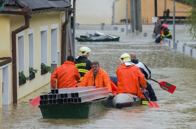 Hasiči staví 2. června protipovodňové stěny na řece Lužnici v Bechyni na Táborsku. Ačkoli začali v ranní hodinách, voda je předběhla. V Jihočeském kraji dosáhl 3. stupeň povodňové aktivity už na 20 místech. | Foto: ČTK