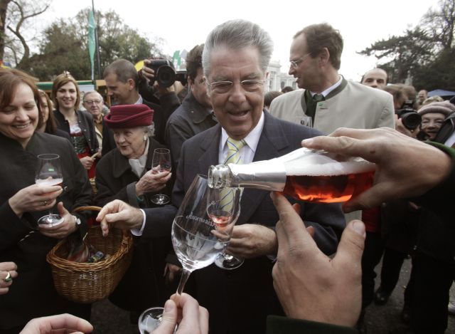 Heinz Fischer na ochutnávce vín ve Vídni. | Foto: Reuters