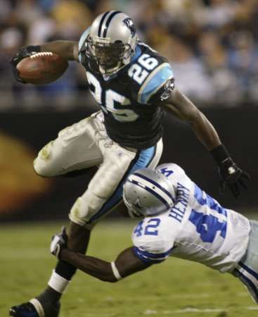 Hráč americký fotbalu DeShaun Foster z týmu Carolina Panthers (vlevo) se snaží uniknout Anthony Henrymu z Dallas Cowboys v americké NFL. | Foto: Reuters