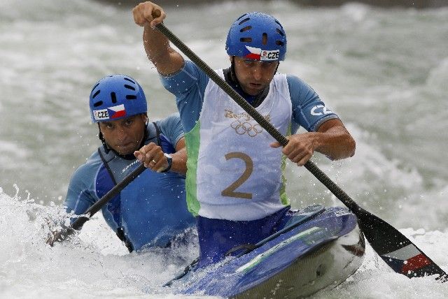 Čeští deblkanoisté Volf se Štěpánkem v olympijské kvalifikaci. | Foto: Reuters