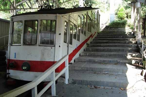 Původně poutní město Yashima "zahubil" paradoxně jeho plánovaný rozvoj. V 80. letech minulého století tu bylo postaveno šest hotelů, aquapark i lanovka, která měla turisty vyvážet na náhorní plošinu Yashima. Realitní krize rozvoj zastavila a řadu investorů připravila o peníze. A město se zastavilo v čase. | Foto: www.listverse.com