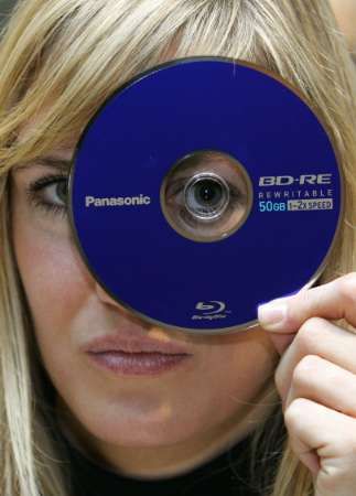 Společnost Matsushita Electric Industrial, které je známá především pod značkou Panasonic, začne v polovině listopadu prodávat Blu-Ray rekordéry. | Foto: Reuters