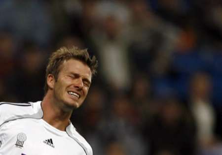 Anglický fotbalista David Beckham z Realu Madrid poté, co neproměnil gólovou šanci v zápase španělského Kings Cupu proti Ecije. | Foto: Reuters