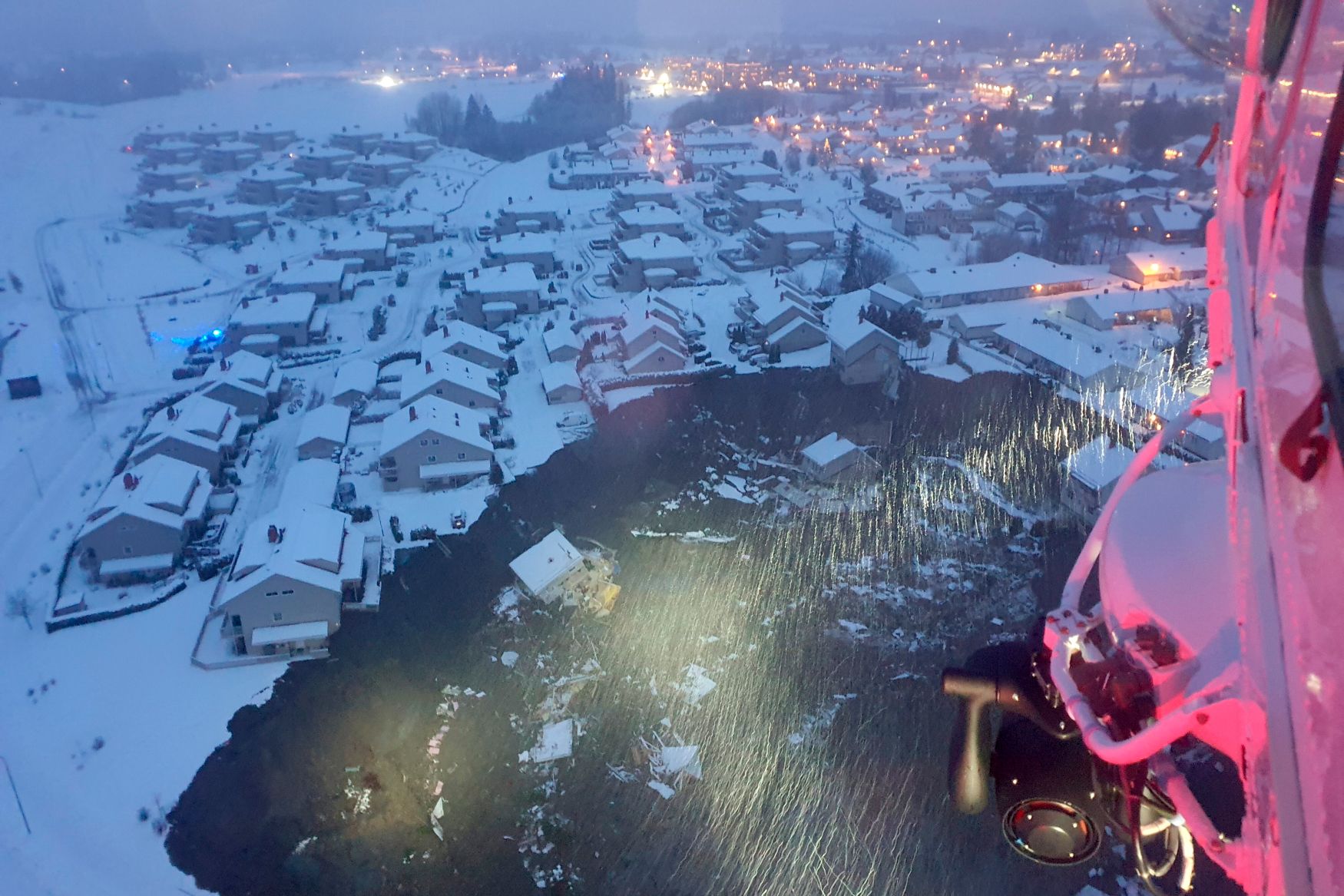 Jordskred i Sør-Norge vasker bort flere hus, 12 personer savnet