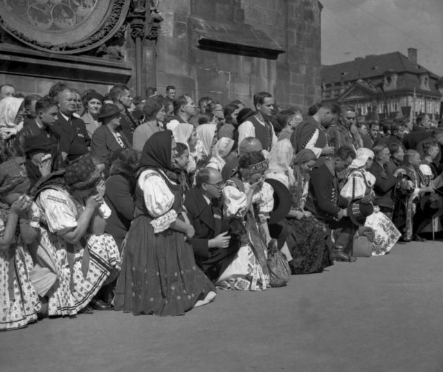 Pláč doprovázel zesnulého prezidenta TGM na jeho poslední cestě Prahou 21. září 1937. Záběr před orlojem na Staroměstském náměstí. | Foto: ČTK