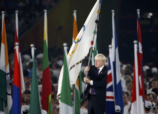 Londýnský starosta Boris Johnson s olympijskou vlajkou. | Foto: Reuters