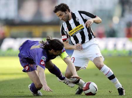 Tomáš Ujfaluši (vlevo) a Alessando Del Piero v souboji o míč | Foto: Reuters