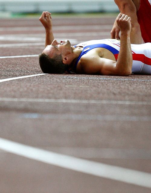 Vyčerpaný Roman Šebrle v cíli vítězného desetiboje na MS v Ósace. | Foto: Reuters