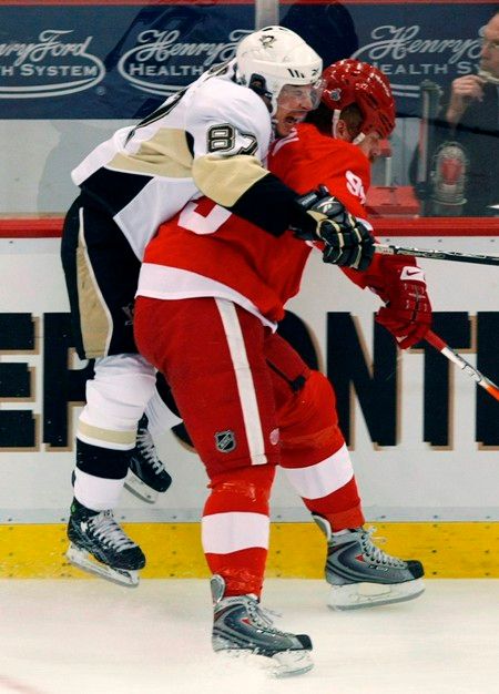 Sydney Crosby a Johan Franzen v souboji u mantinelu v sedmém finálovém zápase. | Foto: Václav Rojík