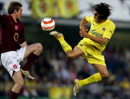 Juan Pablo Sorin z Villarrealu (vpravo) bojuje o míč s Alexanderem Hlebem z Arsenalu. | Foto: Reuters