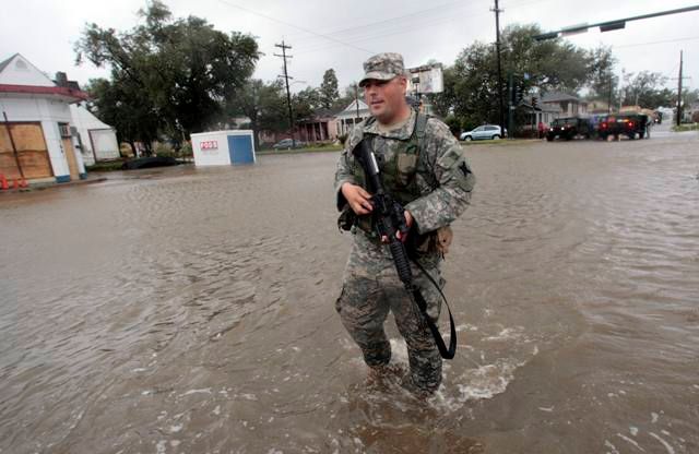 Příslušník Národní gardy hlídkuje v jedné z mála částí New Orleans, které dosud zaplavila voda | Foto: Reuters