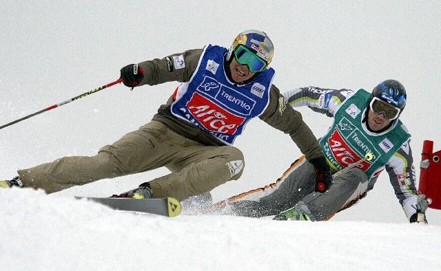 Tomáš Kraus (vlevo) se Stanley Hayerem na trati skikrosu na světovém šampionátu v akrobatickém lyžování. | Foto: Reuters