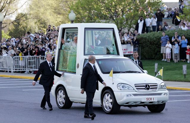 Papež Benedikt XVI. při návštěvě USA. | Foto: Reuters